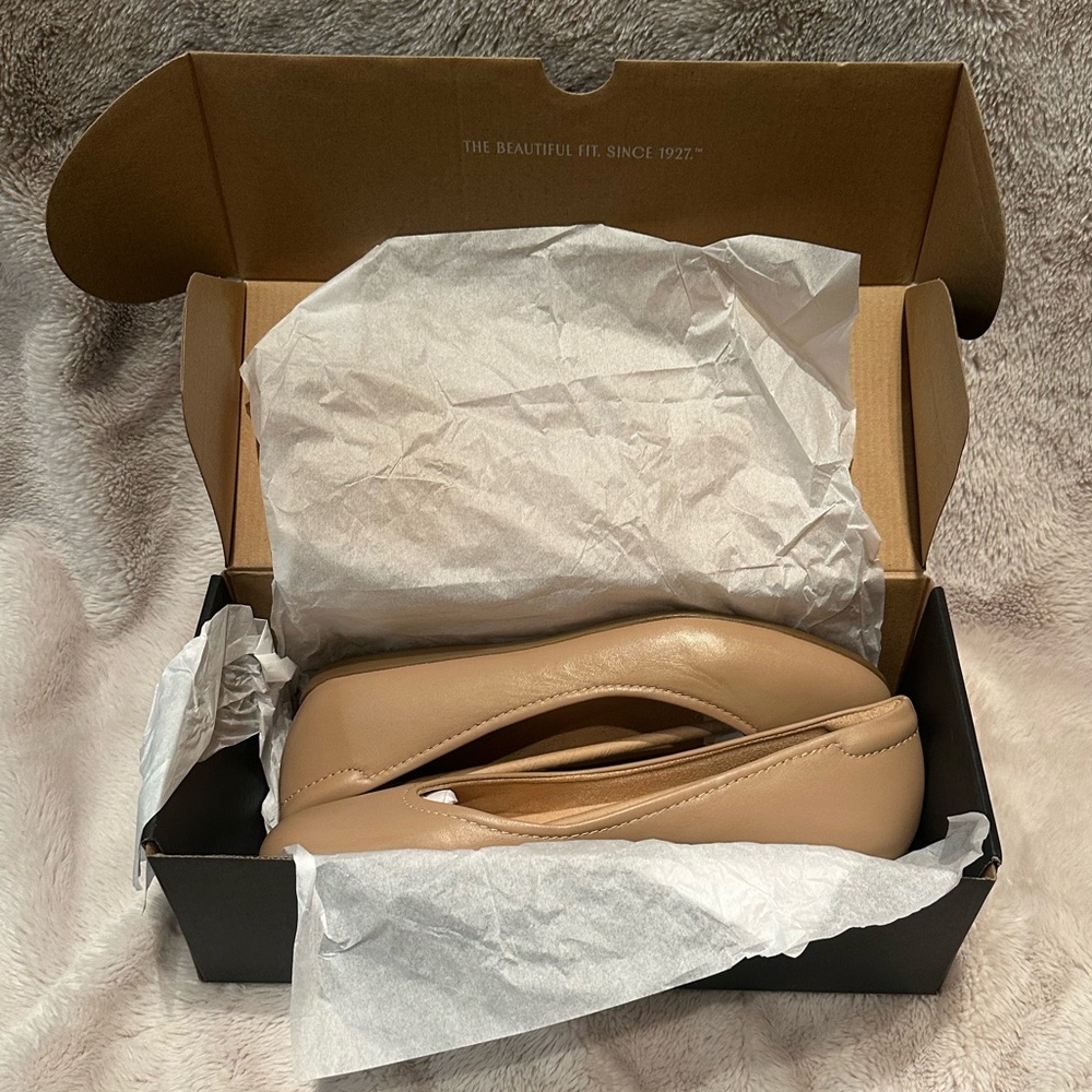 NWT Naturalizer VIVIENNE FLAT